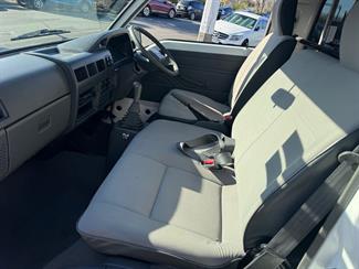 2013 Mitsubishi L300 - Thumbnail