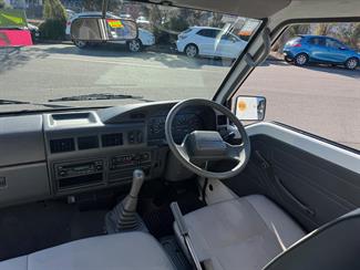 2013 Mitsubishi L300 - Thumbnail