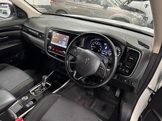2020 Mitsubishi Outlander - Thumbnail