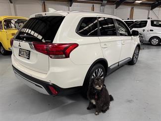 2020 Mitsubishi Outlander - Thumbnail