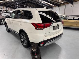 2020 Mitsubishi Outlander - Thumbnail