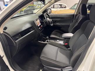 2020 Mitsubishi Outlander - Thumbnail
