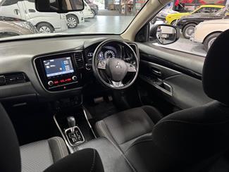 2020 Mitsubishi Outlander - Thumbnail