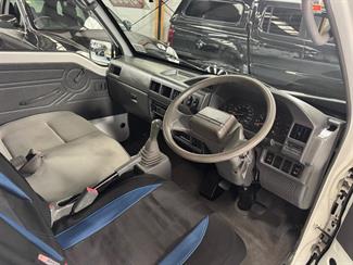2011 Mitsubishi L300 - Thumbnail