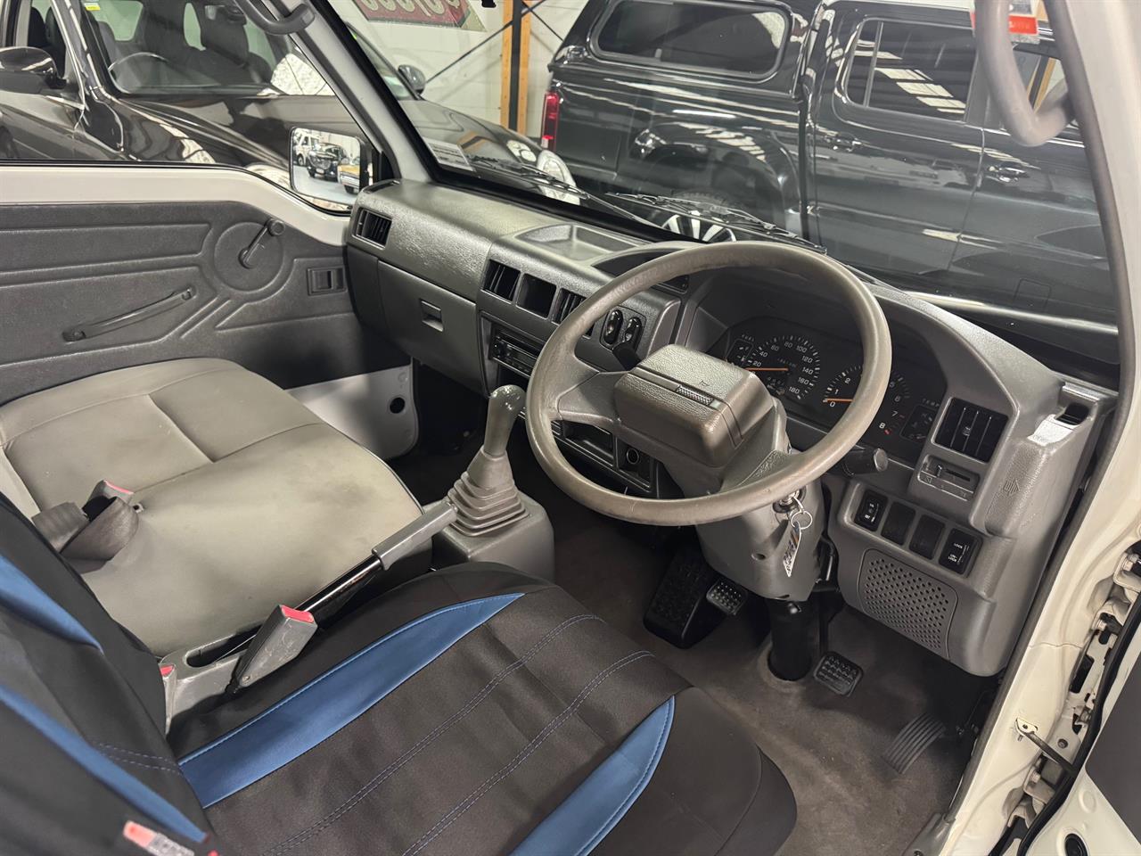 2011 Mitsubishi L300