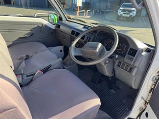 2011 Mitsubishi L300 - Thumbnail