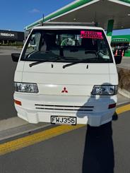 2011 Mitsubishi L300 - Thumbnail