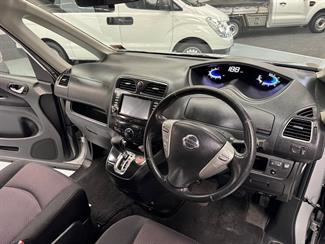 2011 Nissan Serena - Thumbnail