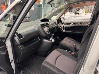 2011 Nissan Serena - Thumbnail
